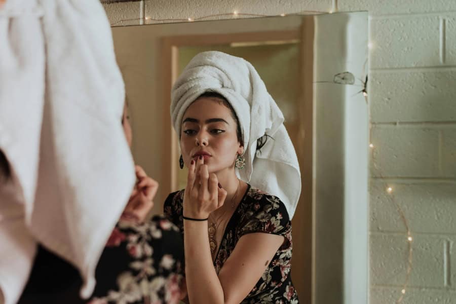 woman putting on makeup